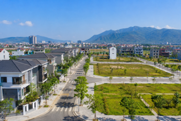 Bản đồ tỉnh Hà Tĩnh với biểu tượng mảnh đất và tài liệu pháp lý minh họa nhà đất Hà Tĩnh