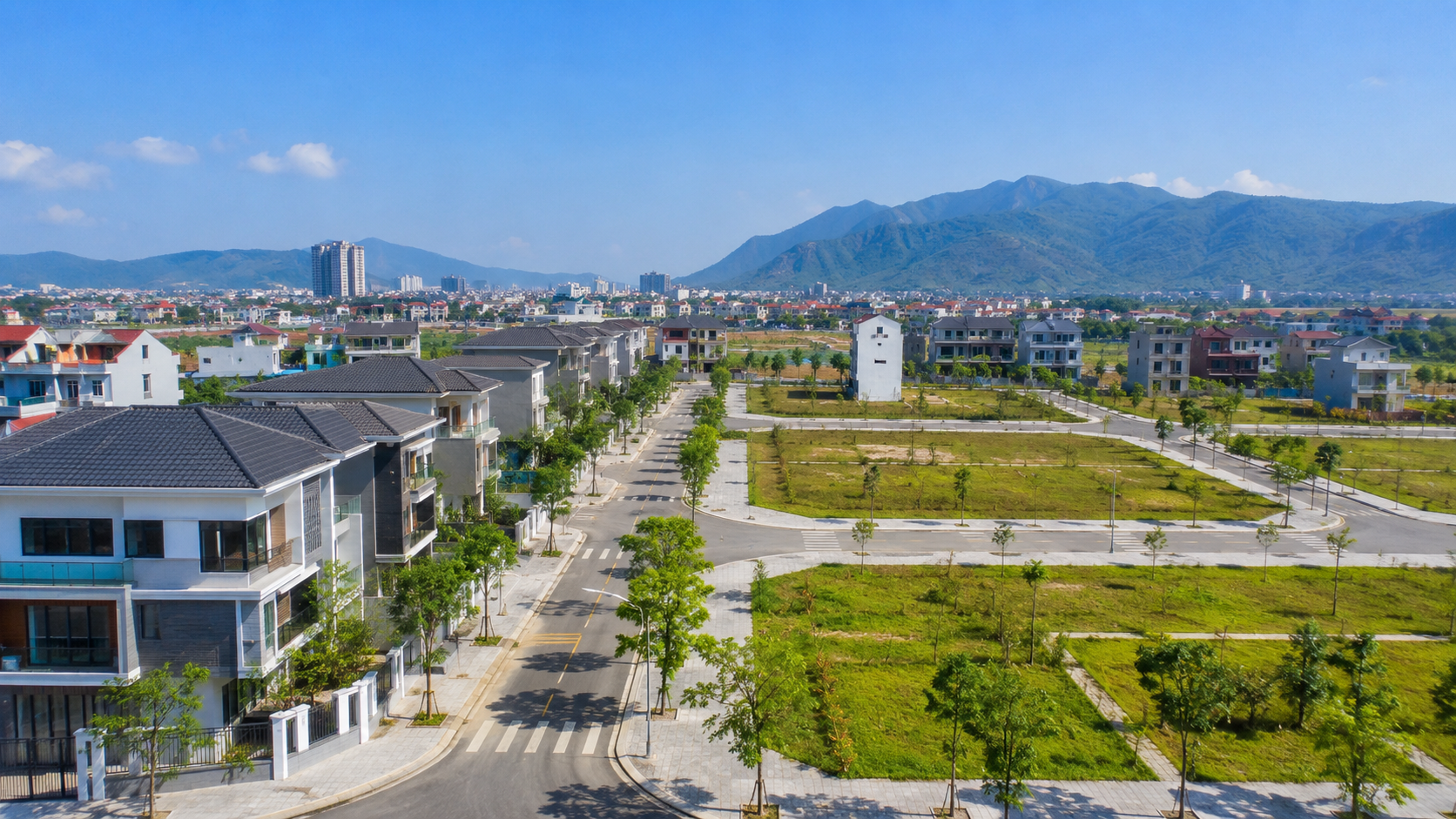 Bản đồ tỉnh Hà Tĩnh với biểu tượng mảnh đất và tài liệu pháp lý minh họa nhà đất Hà Tĩnh
